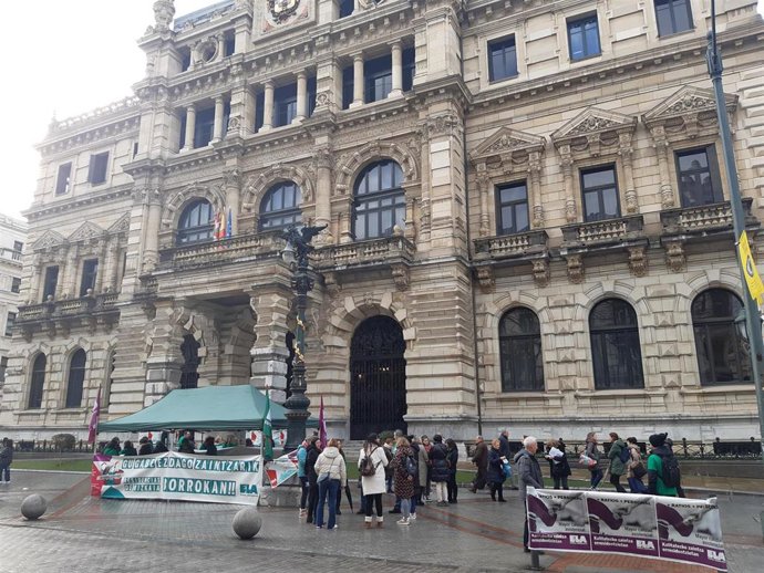 Carpa informativa de las trabajadoras de las residencias de Bizkaia ante la Diputación, en una nueva jornada de huelga convocada por ELA.