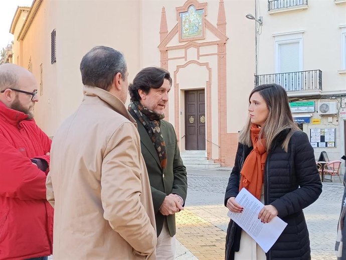 La parlamentaria andaluza y portavoz adjunta en el Grupo Socialista en la Cámara Autonómica, María Márquez, junto a otros representantes del PSOE de Huelva.