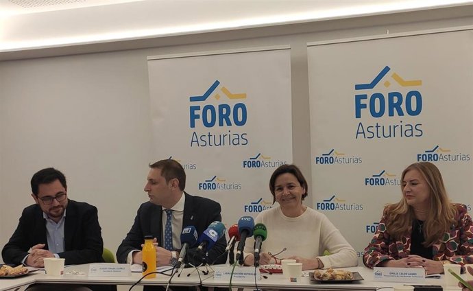 Carmen Moriyón, segunda por la derecha