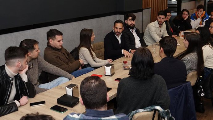 El secretario general del PSOE de Málaga, junto a los secretarios generales de Juventudes Socialistas de Andalucía (JSA) en la provincia, Ana Villarejo, y de Málaga capital, José Postigo, y jóvenes