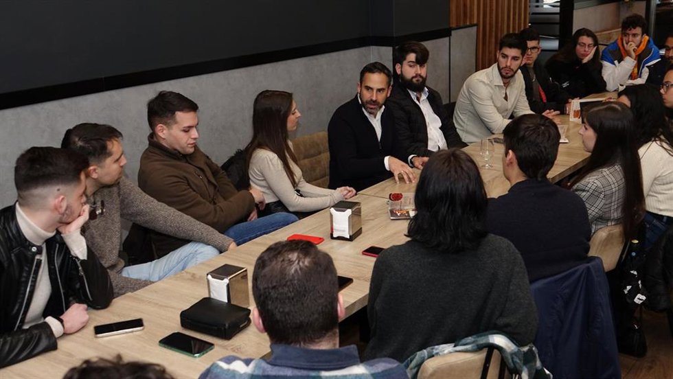 El secretario general del PSOE de Málaga, junto a los secretarios generales de Juventudes Socialistas de Andalucía (JSA) en la provincia, Ana Villarejo, y de Málaga capital, José Postigo, y jóvenes