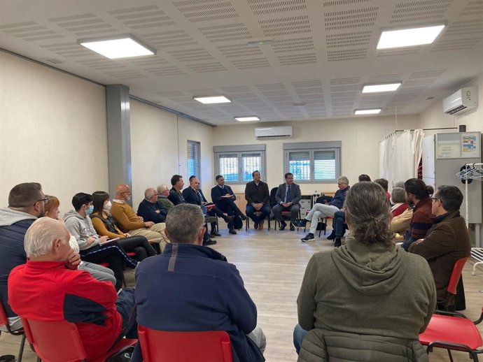 Cabrera y Barrionuevo, en la reunión con vecinos de Entreparques, San Diego, Los Mares y Pino Montano para explicarles las nuevas medidas de seguridad vial en la Ronda Urbana Norte.