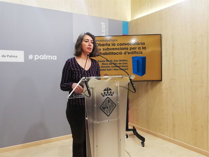 La regidora de Modelo de Ciudad, Neus Truyol, informa de las ayudas para la rehabilitación de edificios.