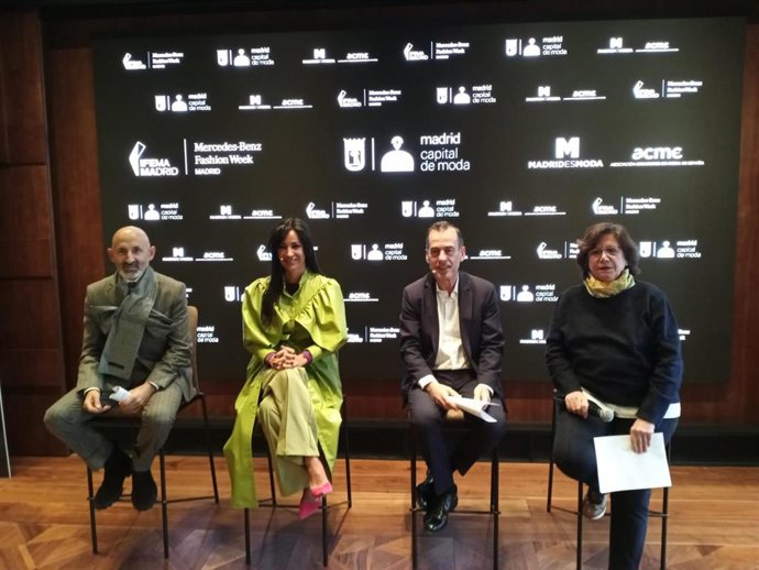 Modesto Lomba, Begoña Villacís, Juan Arrizabalaga y Concha Díaz de Villegas durane la presentación de la Mercedes-Benz Fashion Week