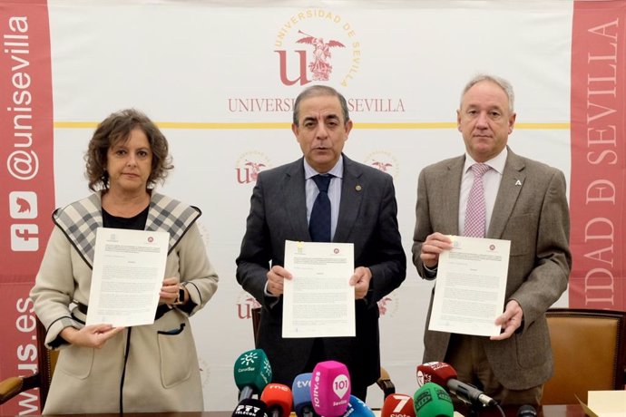 El protocolo de colaboración lo han firmado la consejera de Salud, Catalina García; el rector de la US, Miguel Ángel Castro, y el gerente del SAS, Diego Vargas.