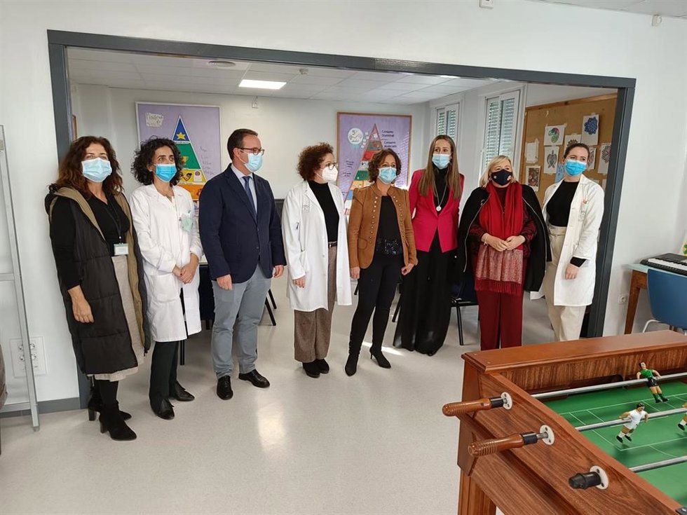 La delegada de Salud y Consumo de la Junta en Huelva, Manuela Caro (segunda por la derecha) durante la visita este lunes de la consejera del ramo.