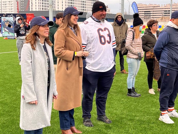 La concejala de Deporte del Ayuntamiento de Madrid, Sofía Miranda, la concejala presidente del distrito de Vallecas, Concha Chapa, y el exjugador de los Bears de la NFL Roberto Gaza.