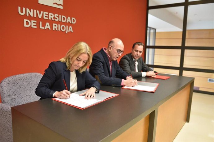 Firma convenio 'Aula Janssen' entre la Consejería de Salud, rector UR y responsable de la farmaceútica