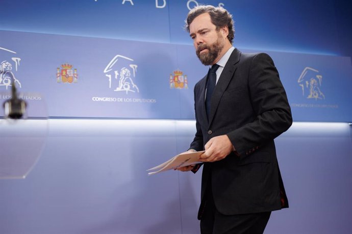 El portavoz de VOX en el Congreso, Iván Espinosa de los Monteros, a su llegada a una rueda de prensa anterior a la reunión de la Junta de Portavoces, en el Congreso de los Diputados, a 7 de febrero de 2023, en Madrid (España).