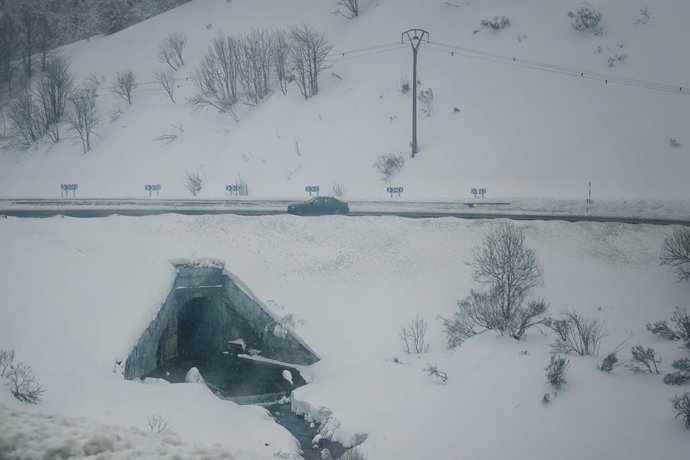 Vista general de la carretera N-625 envoltada de neu a Castella i Lleó