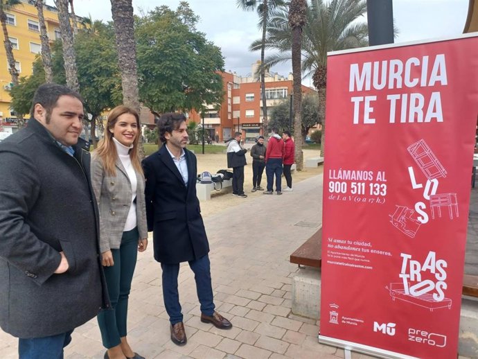 Presentación de la campaña 'Murcia te tira los trastos', que tiene como objetivo concienciar sobre el uso correcto del servicio de retirada de enseres y muebles