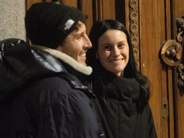 Sebastián Yatra y Milena Smit, de lo más sonrientes en la noche madrileña