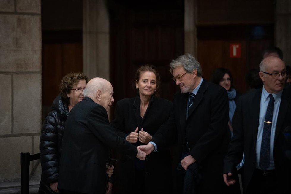 Los expresidentes de la Generalitat Jordi Pujol y Artur Mas, en la capilla ardiente de Josep Maria Espins, junto a la fundadora de La Campana Isabel Martí