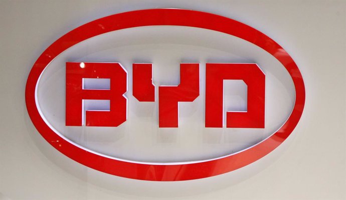 Archivo - FILED - 05 March 2008, Switzerland, Geneva: The logo of the Chinese car manufacturer BYD, is pictured at the Geneva Motor Show. Photo: Uli Deck/dpa