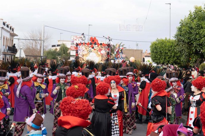 Archivo - Pasacalles de disfraces en La Algaba, en Sevilla.