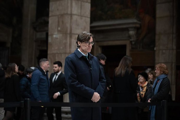 El primer secretario del PSC, Salvador Illa, en la capilla ardiente por el escritor y periodista Josep Maria Espins