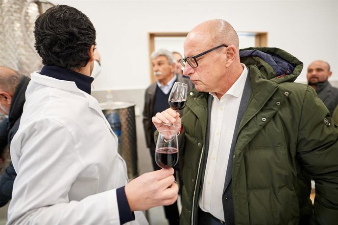 El consejero Carlos Gimeno, en la cata.