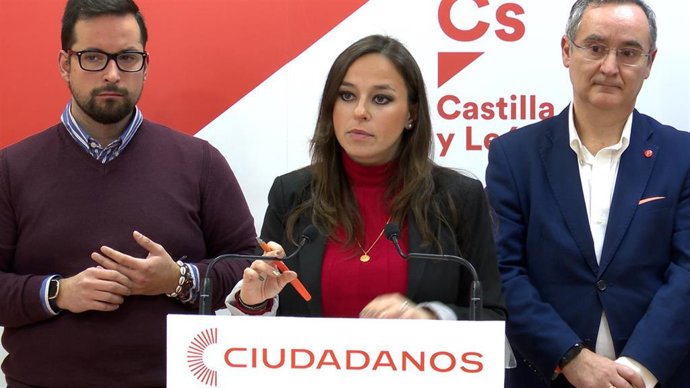 Gemma Villarroel atiende a los medios en la sede de Ciudadanos