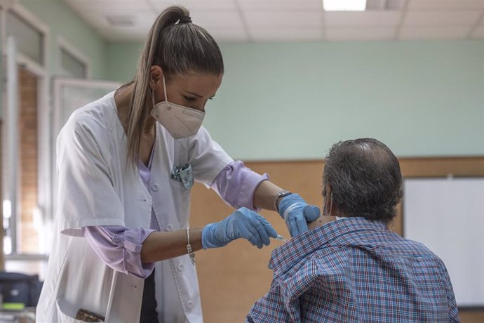 Archivo - Una enfermera vacuna a un hombre contra la gripe y el Covid. A 17 de octubre de 2022, en Sevilla (Andalucía, España), foto de archivo