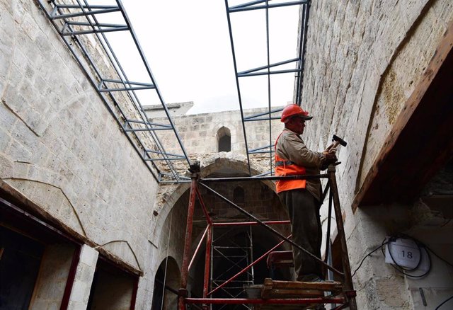 Archivo - Trabajos de reconstrucción en un mercado de la ciudad vieja de Alepo, en abril de 2022