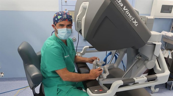 El doctor Domínguez Amodeo, junto al equipo robótico Da Vinci.