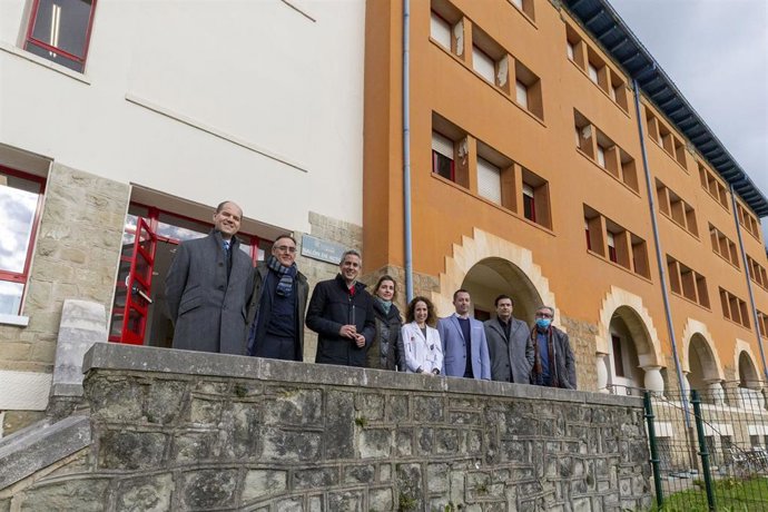 El vicepresidente, Pablo Zuloaga, y el consejero de Sanidad, Raúl Pesquera, visitan  la nueva unidad de terapias avanzadas del Hospital de Liencres.