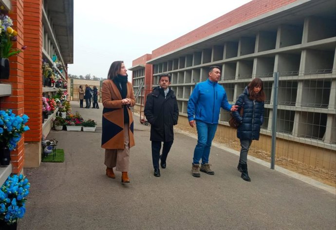 El alcalde de Huesca y la concejala de Urbanismo han visitado el cementerio