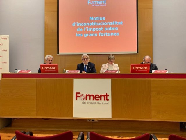 (E-D) El president de la Comissió d'Economia i Fiscalitat de Foment del Treball, Valentí Pich; el president de la patronal, Josep Sánchez Llibre; la vicepresidenta, Virgínia Guinda, i el conseller de Presidència, Manel J. Silva