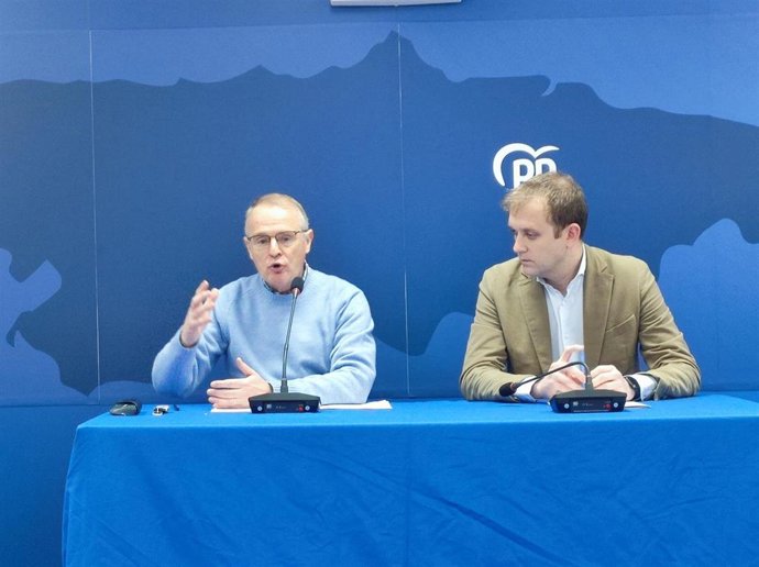 El candidato del PP a la Presidencia del Principado, Diego Canga; y el diputado del PP y vicepresidente segundo de la Junta General, Pablo Álvarez-Pire