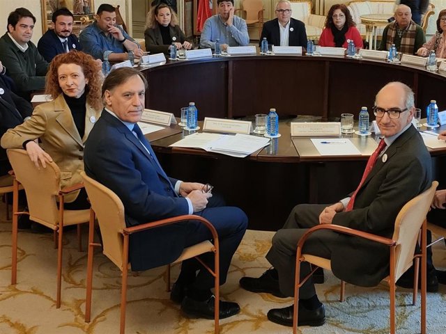 El alcalde de Salamanca,. Carlos García Carbayo, segundo por la izquierda, este martes en un encuentro con entidades salmantinas para analizar la situación de las conexiones ferroviarias.