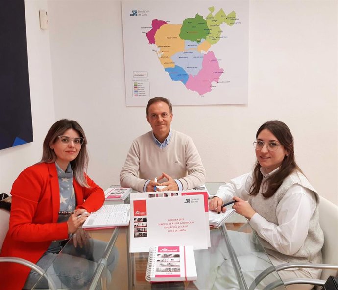 El diputado de Bienestar Social, David de la Encina, en una reunión con dos representantes de la empresa Macrosad, concesionaria del Servicio de Ayuda a Domicilio de la Diputación de Cádiz