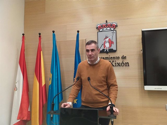 El concejal del Grupo Municipal de Ciudadanos en el Ayuntamiento de Gijón Rubén Pérez Carcedo,  en rueda de prensa en el Consistorio gijonés
