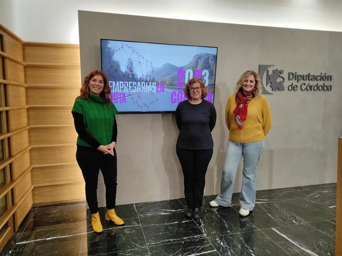 La delegada de Igualdad en la Diputación de Córdoba, Alba Doblas (centro), en la presentación de 'Empresarias en ruta'.