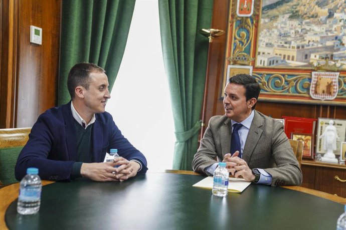 El presidente de la Diputación de Almería, Javier A. García , recibe al nuevo alcalde de Vera, Alfonso García