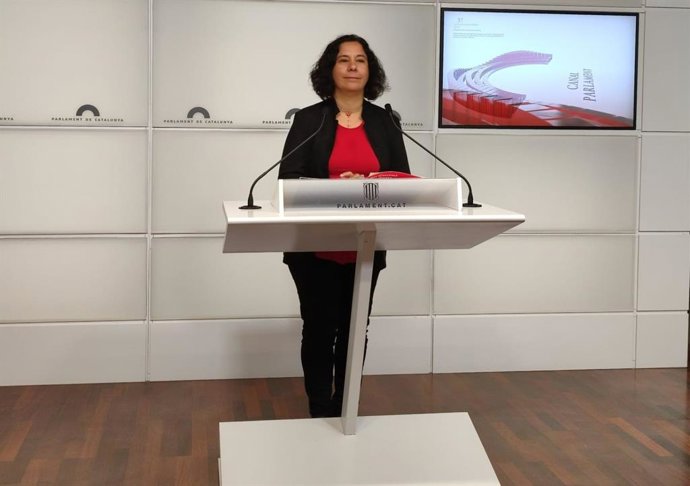 La diputada de los comuns en el Parlament Susanna Segovia en rueda de prensa en la Cámara catalana