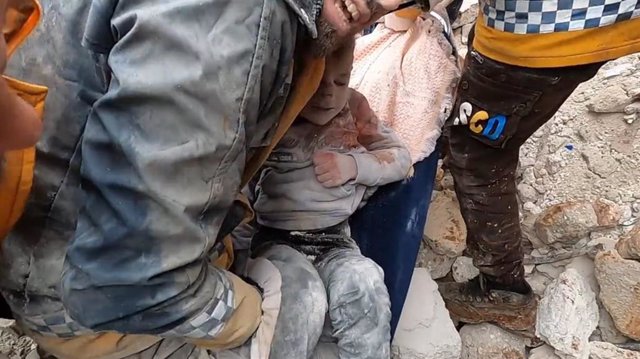 El angustioso rescate de Ahmed bajo los escombros de Alepo, en Siria.