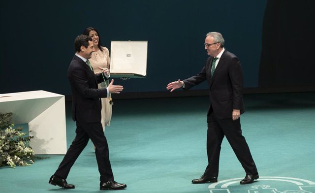 Archivo - Francisco Martinez-Cosentino Justo (d), Hijo predilecto de Andalucía 2019, otorgan la condecoración, el presidente de la Junta de Andalucía (i) y la presidenta del Parlamento de Andalucía, Marta Bosquet. (Foto de archivo).