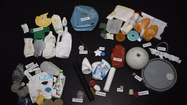 Desechos plásticos arrastrados por la corriente en el Ártico clasificados por país de origen