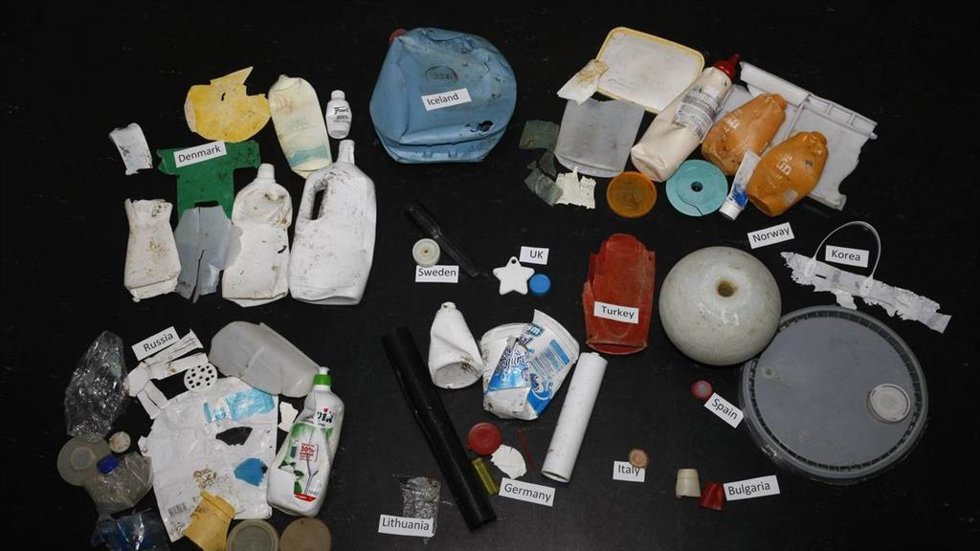 Desechos plásticos arrastrados por la corriente en el Ártico clasificados por país de origen