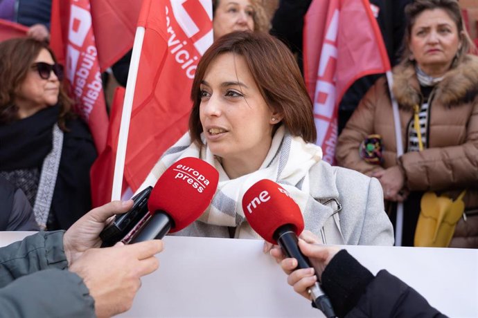 La secretaria general del sector de la Administración General del Estado, AGE, en CCOO, Elisa Fernández, atiende a los medios a 7 de febrero de 2023 en Sevilla, (Andalucía, España).