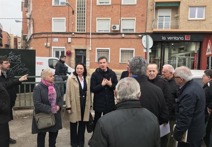 El consejero municipal de Urbanismo del Ayuntamiento de Zaragoza, Víctor Serrano,  y la presidenta de la Junta de Distrito de Casablanca, la concejal de VOX, Carmen Rouco, con vecinos en el parking de la calle Embarcadero