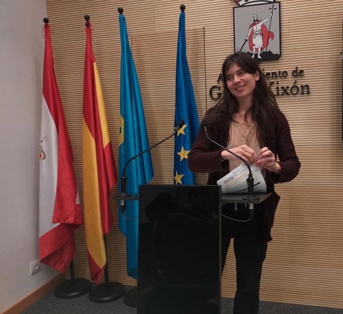 La portavoz de Podemos-Equo Xixón en el Ayuntamiento de Gijón, Laura Tuero, en rueda de prensa en el Consistorio gijonés