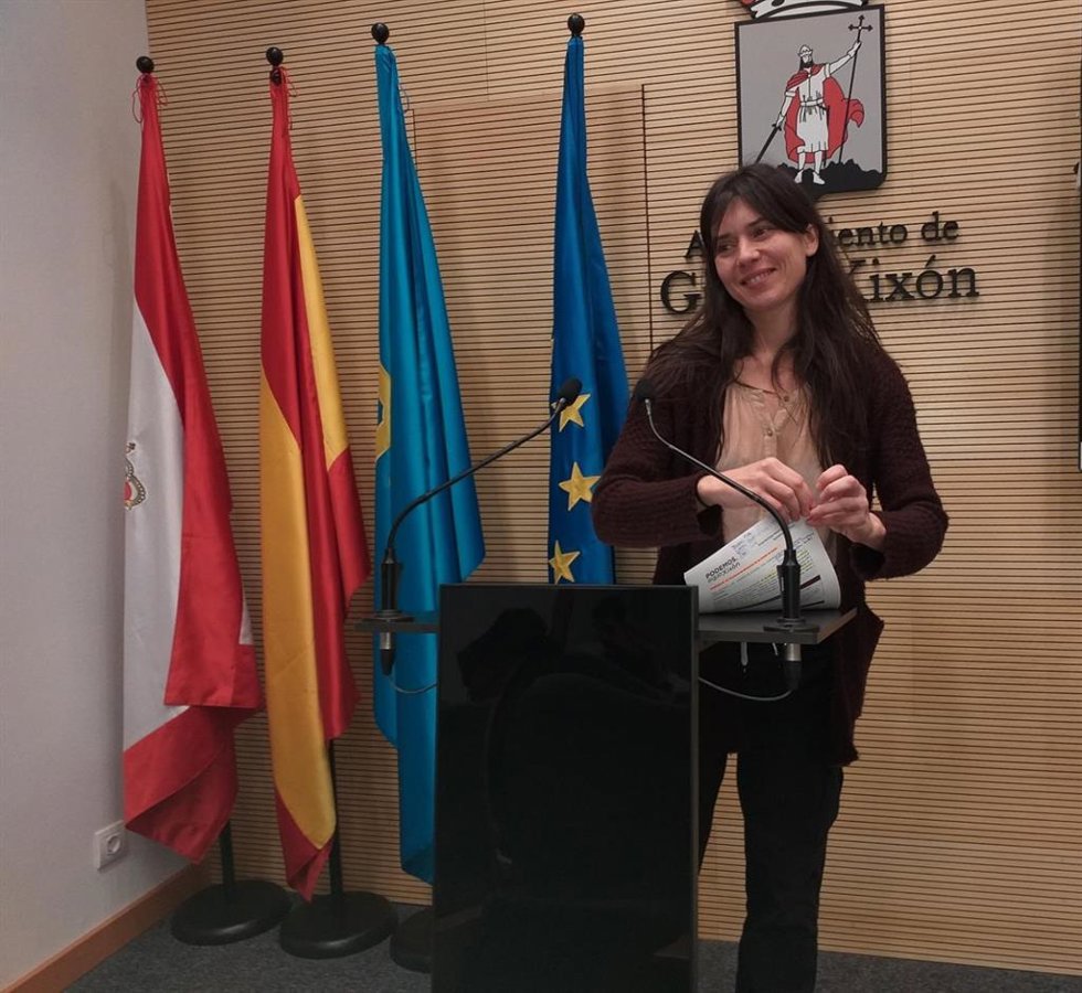 La portavoz de Podemos-Equo Xixón en el Ayuntamiento de Gijón, Laura Tuero, en rueda de prensa en el Consistorio gijonés