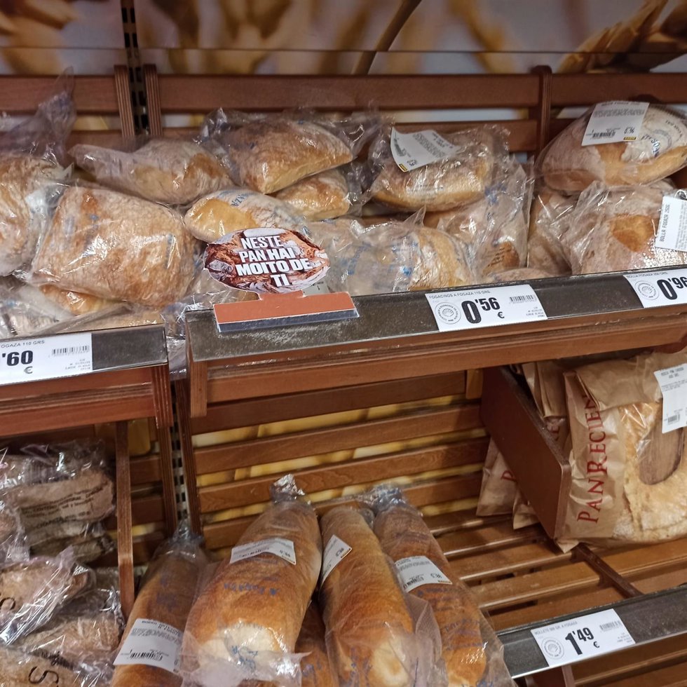 Archivo - Pan en un supermercado  