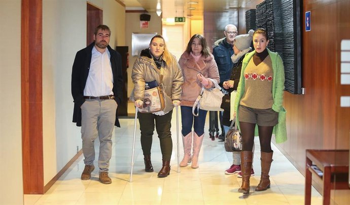 El diputado de Podemos Asturies, Daniel Ripa, junto a personas afectadas por las listas de espera.