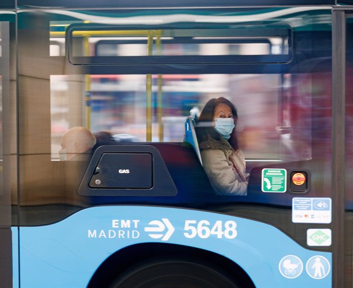 Una dona amb mascarilla en un autobús de l'EMT, en els voltants de Plaa de Castella, a 7 de febrer de 2023, a Madrid (Espanya). El Consell de Ministres aprova hui la modificació del Reial decret del 19 d'abril de 2022 pel qual ja no ser nec