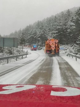 Máquina quitanieves trabaja en la zona de Barracas (Castellón)