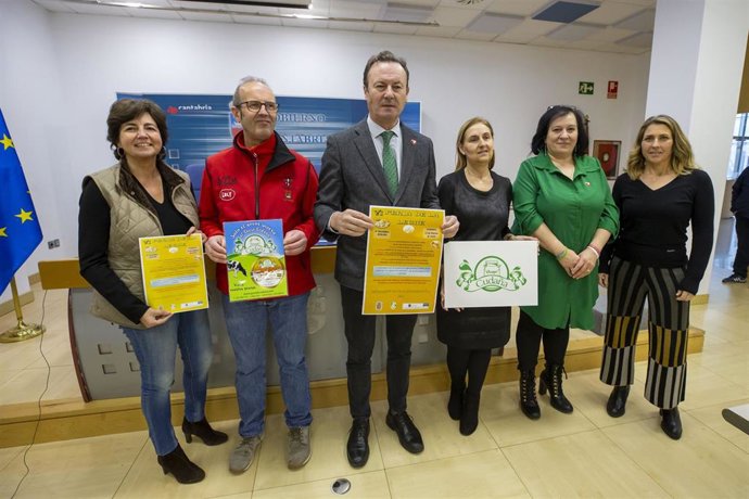 El consejero de Desarrollo Rural, Guillermo Blanco, y otros participantes en la presentación de la VI edición de la Feria de la leche de Ruiloba.