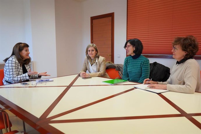 Azucena Suáreaz en la reunión con mujeres afectadas por celiaquía.