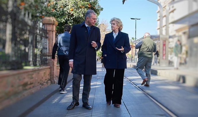 José Luis Sanz junto a la exalcaldesa Soledad Becerril, en la calle San Fernando.